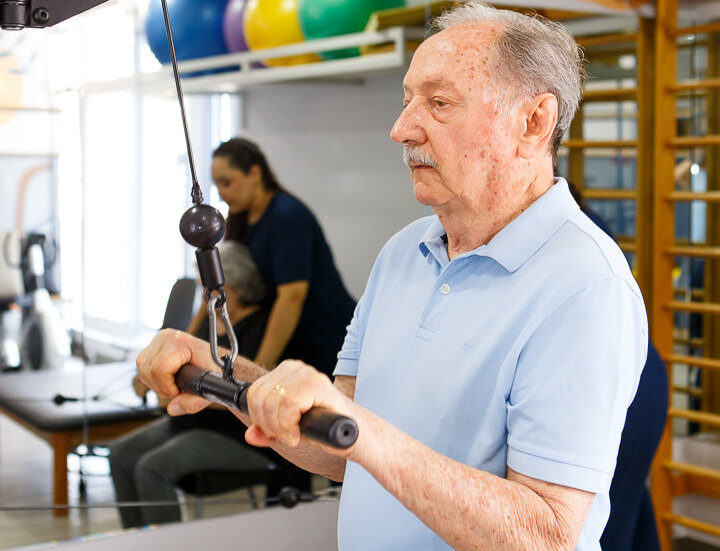 A importância do exercício de força no envelhecimento para prevenção e tratamento da sarcopenia