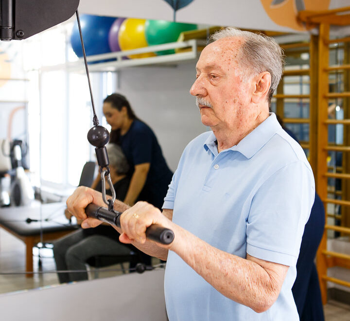 A importância do exercício de força no envelhecimento para prevenção e tratamento da sarcopenia